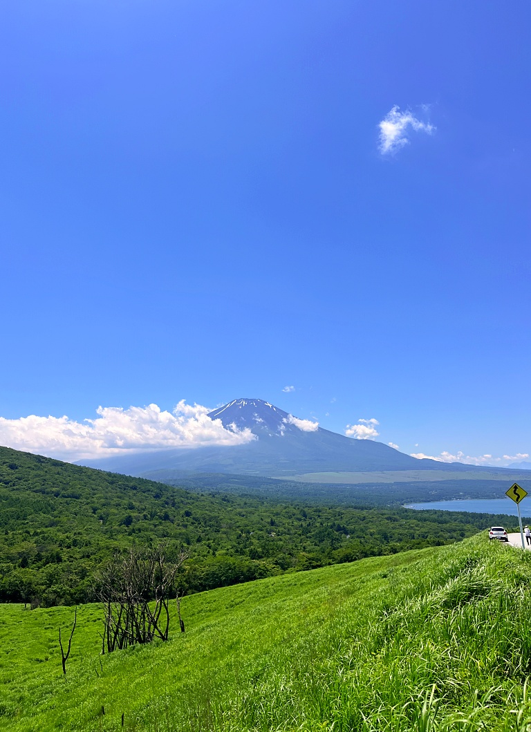 三国峠から望む富士・山中湖