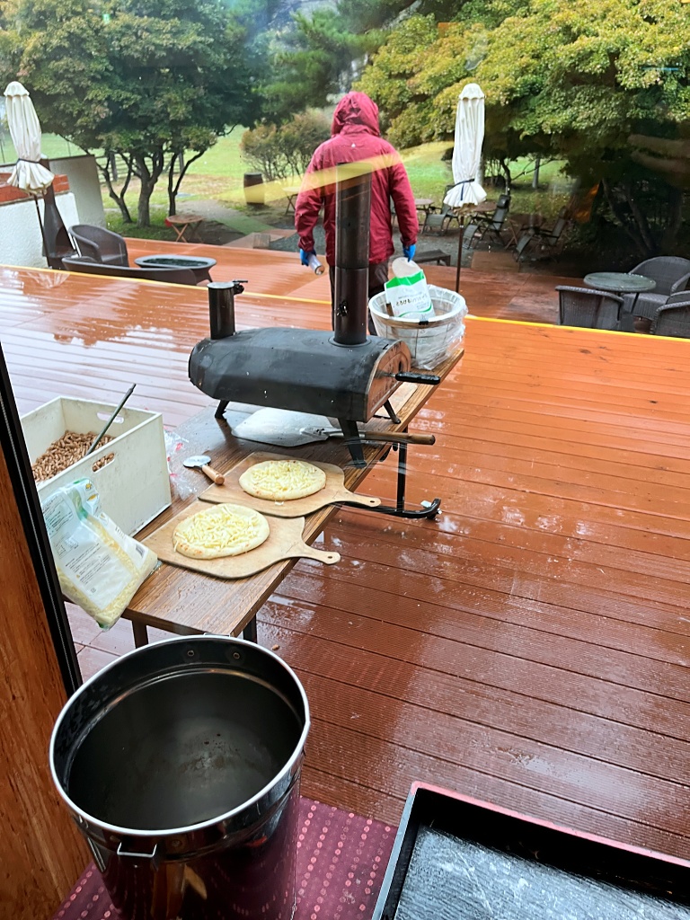 ピザ焼き開始（雨中）