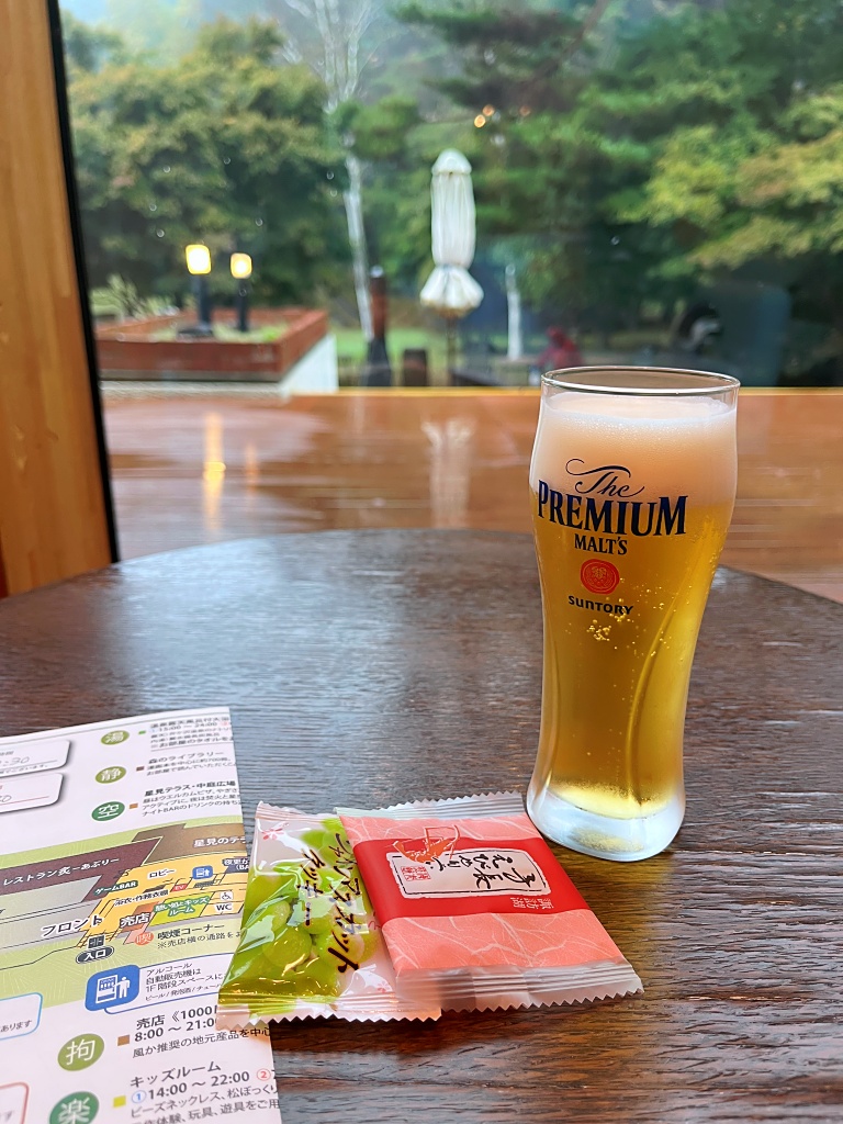 軽食とビール（プレモル）